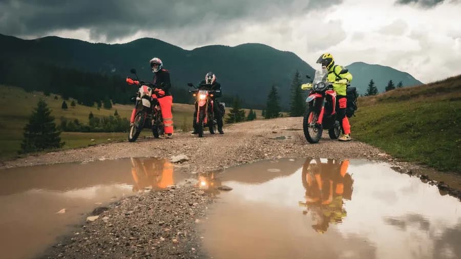Moto enduro en terreno técnico