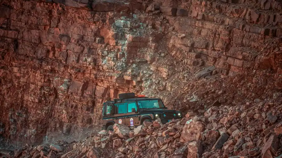 Moto trail en pista off-road al atardecer